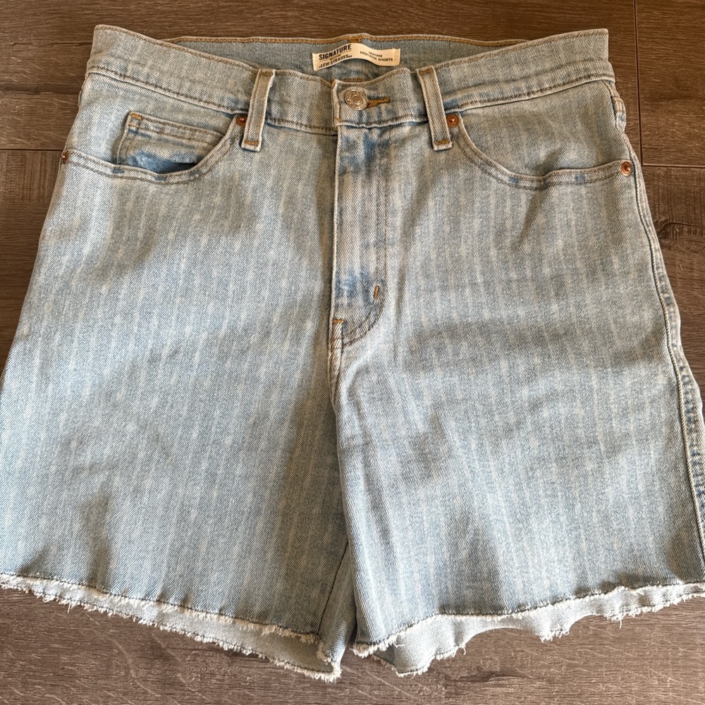 Levi’s stretch heritage high rise shorts
Size 6